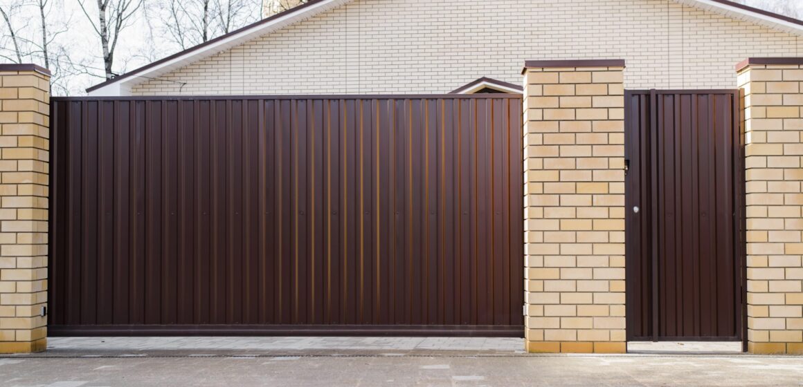 Comparison between swing gates and sliding gates.