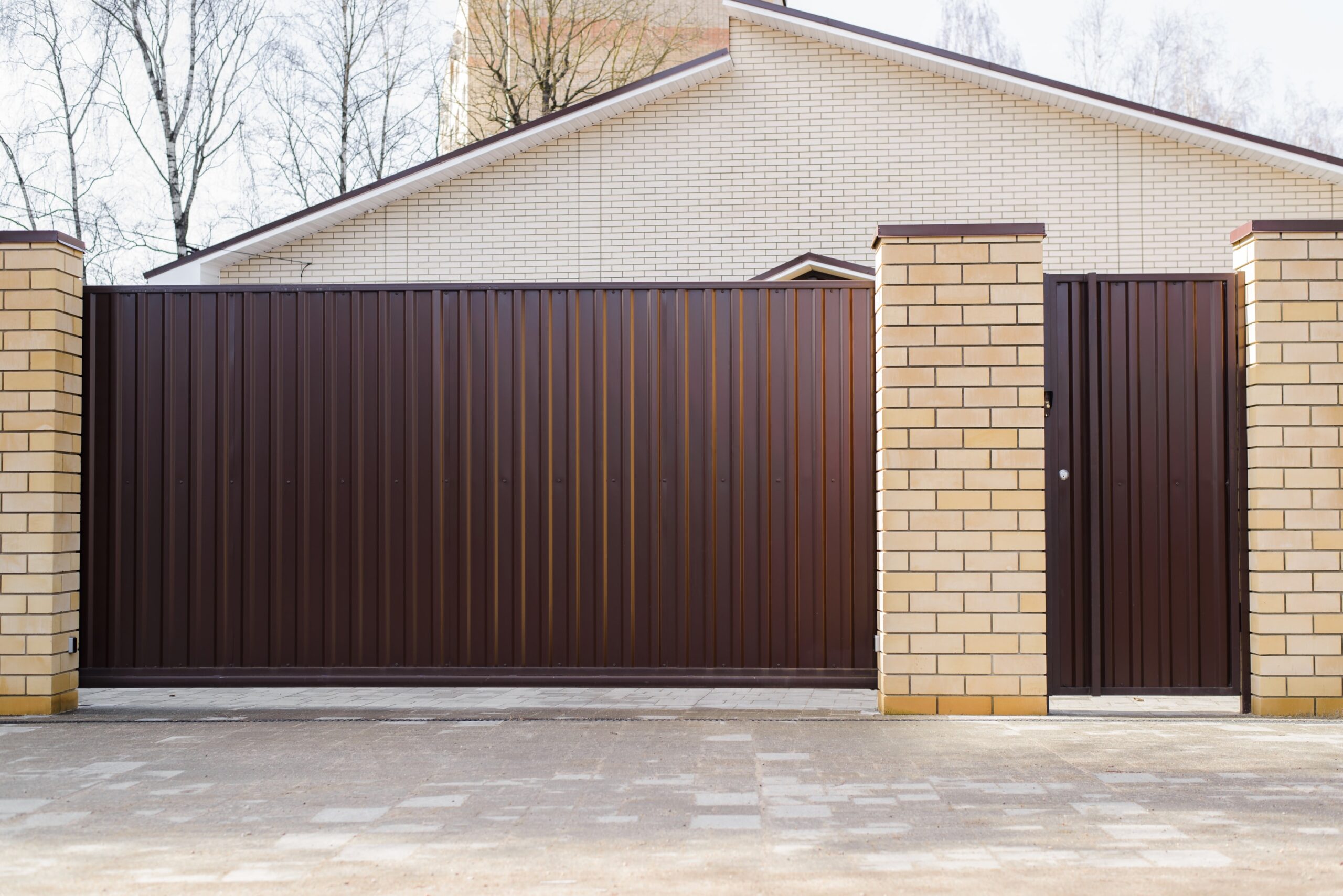 Comparison between swing gates and sliding gates.